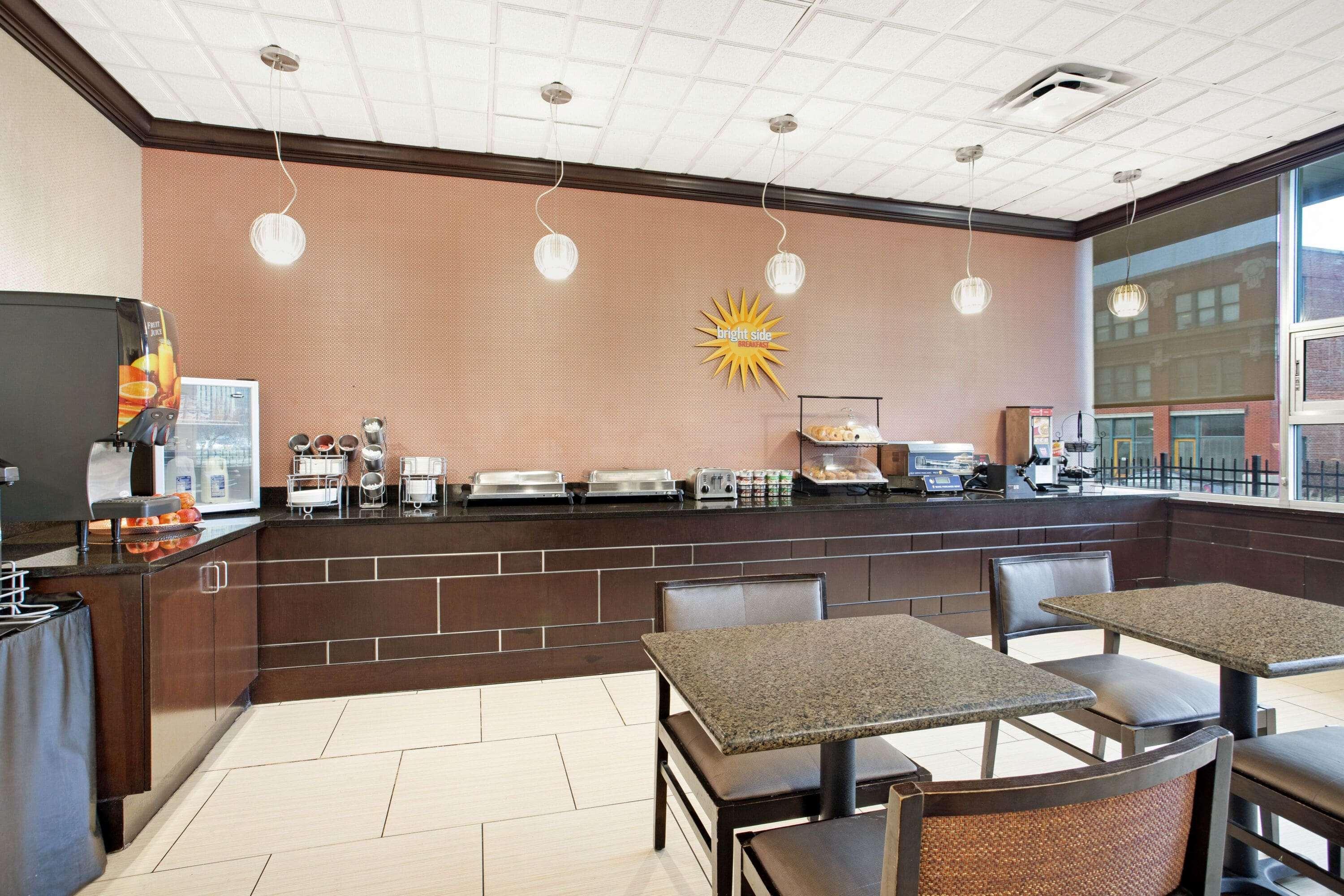 La Quinta Inn & Suites By Wyndham Indianapolis Downtown Exteriör bild
