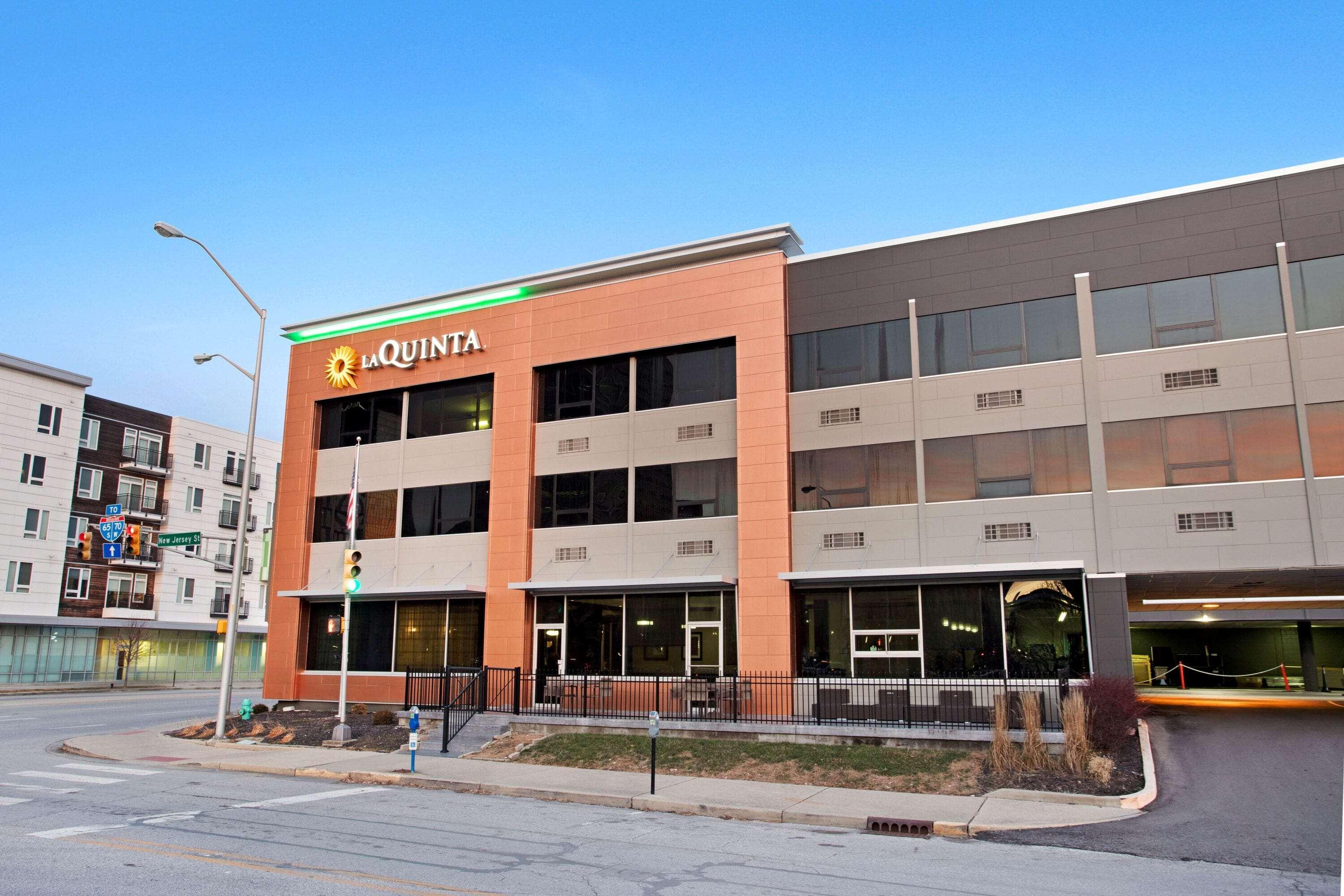 La Quinta Inn & Suites By Wyndham Indianapolis Downtown Exteriör bild
