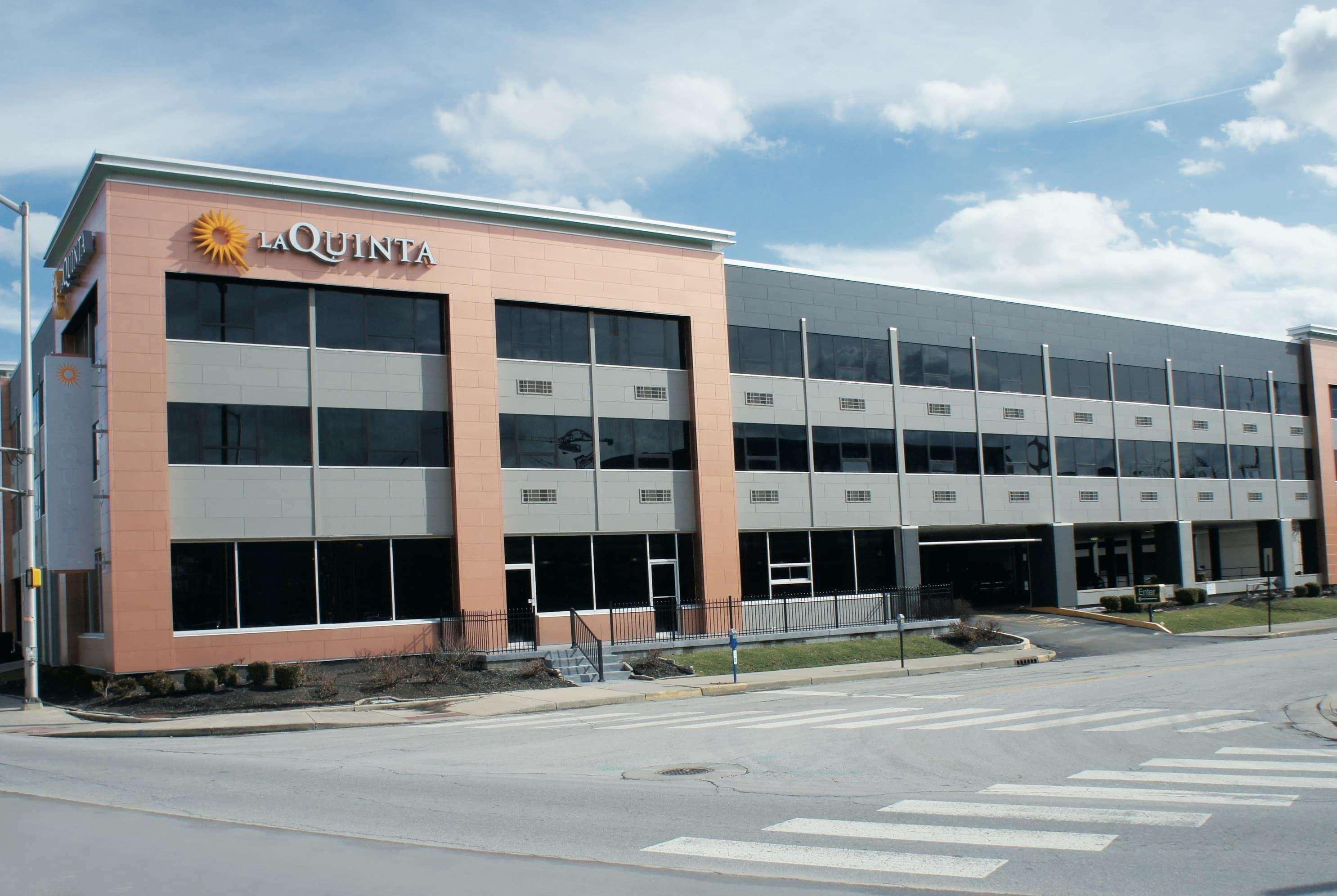 La Quinta Inn & Suites By Wyndham Indianapolis Downtown Exteriör bild