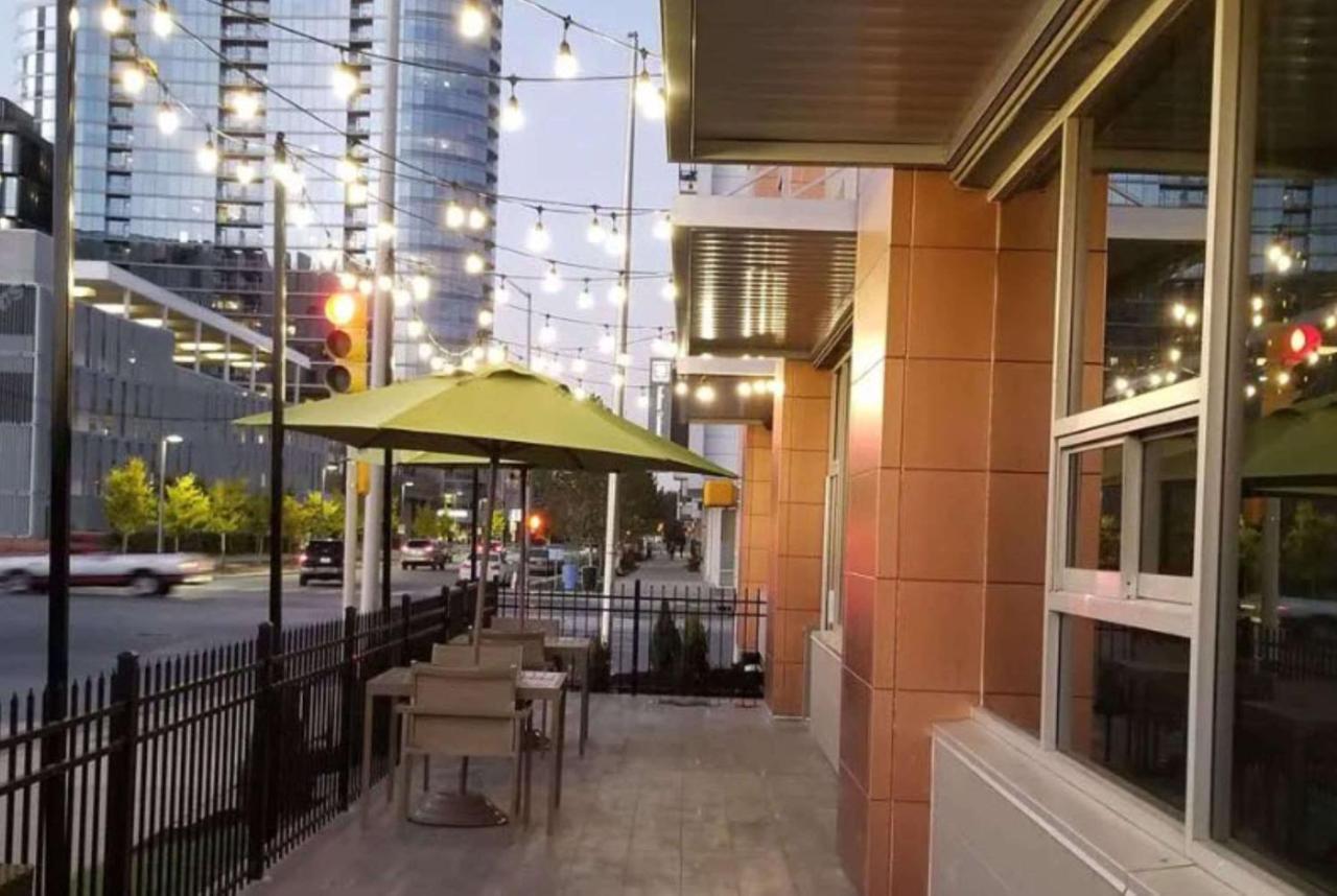 La Quinta Inn & Suites By Wyndham Indianapolis Downtown Exteriör bild