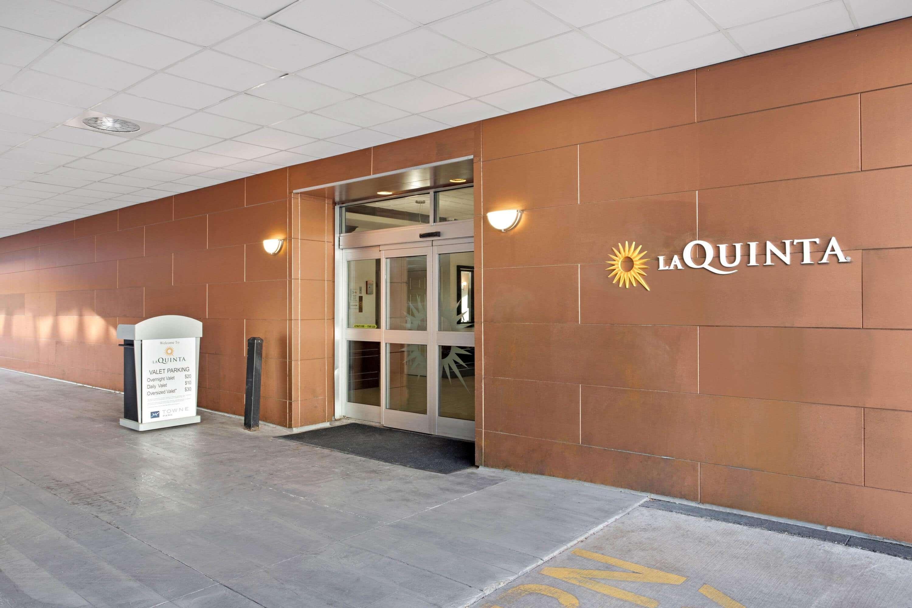 La Quinta Inn & Suites By Wyndham Indianapolis Downtown Exteriör bild