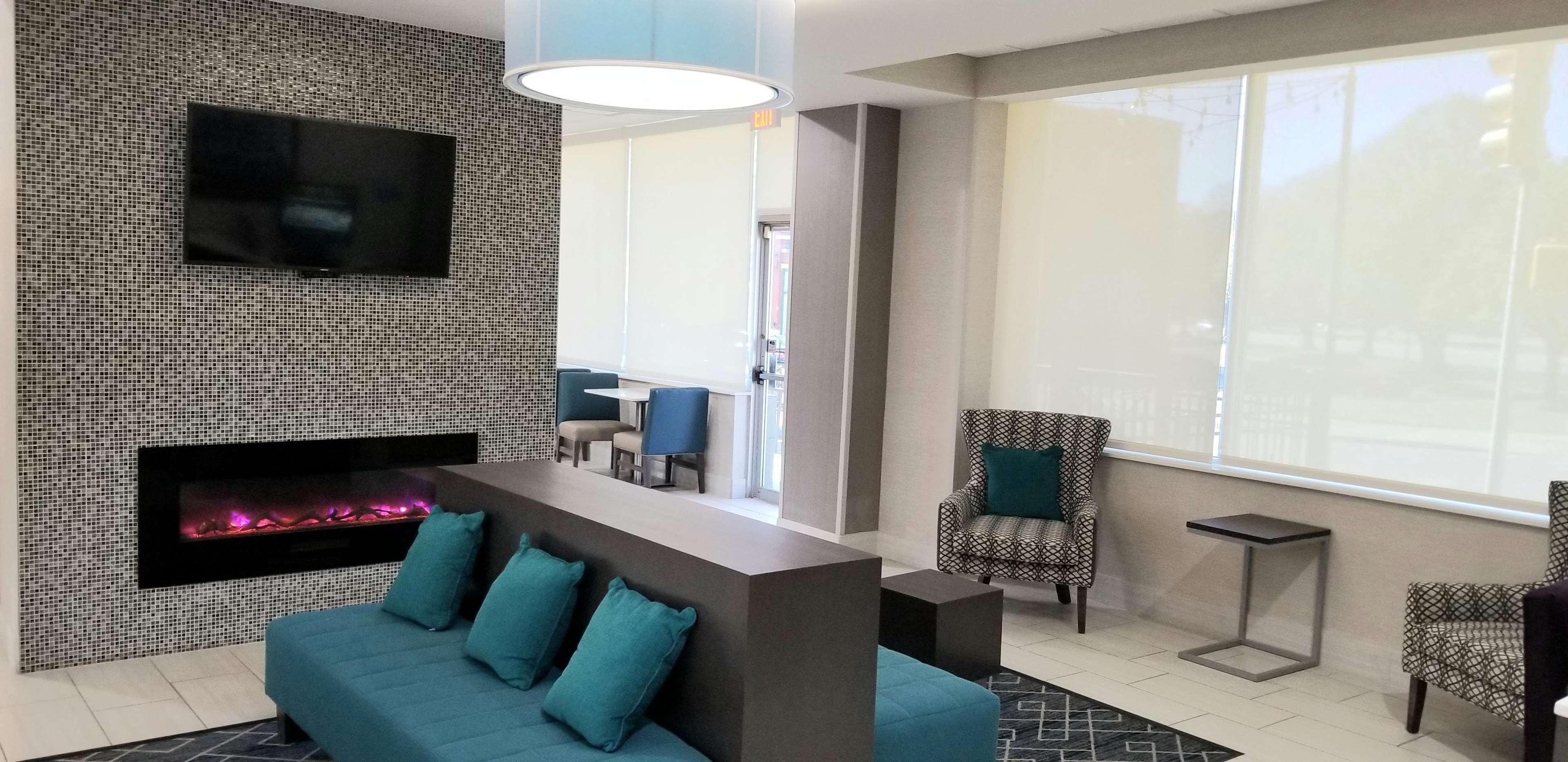 La Quinta Inn & Suites By Wyndham Indianapolis Downtown Exteriör bild
