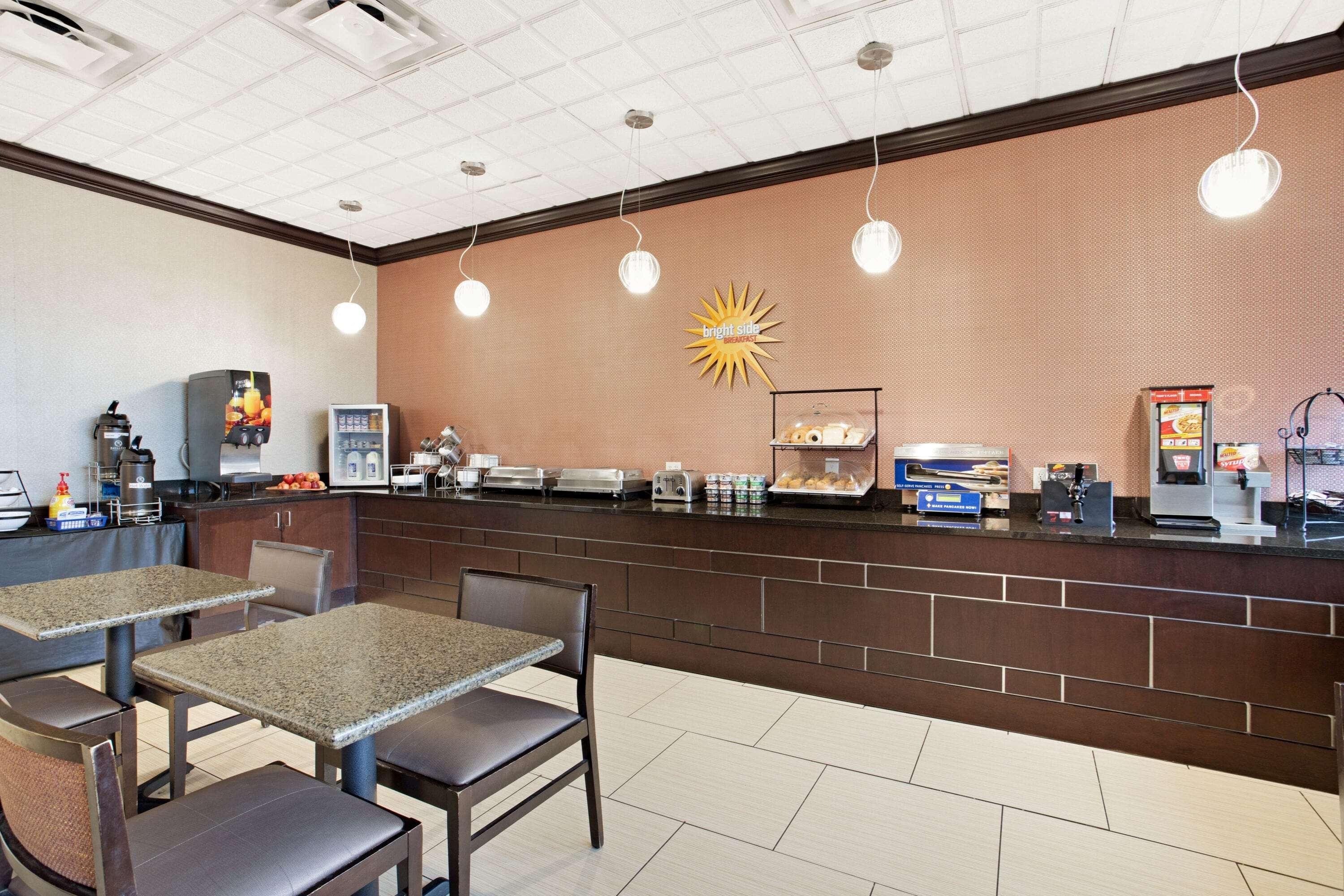 La Quinta Inn & Suites By Wyndham Indianapolis Downtown Exteriör bild