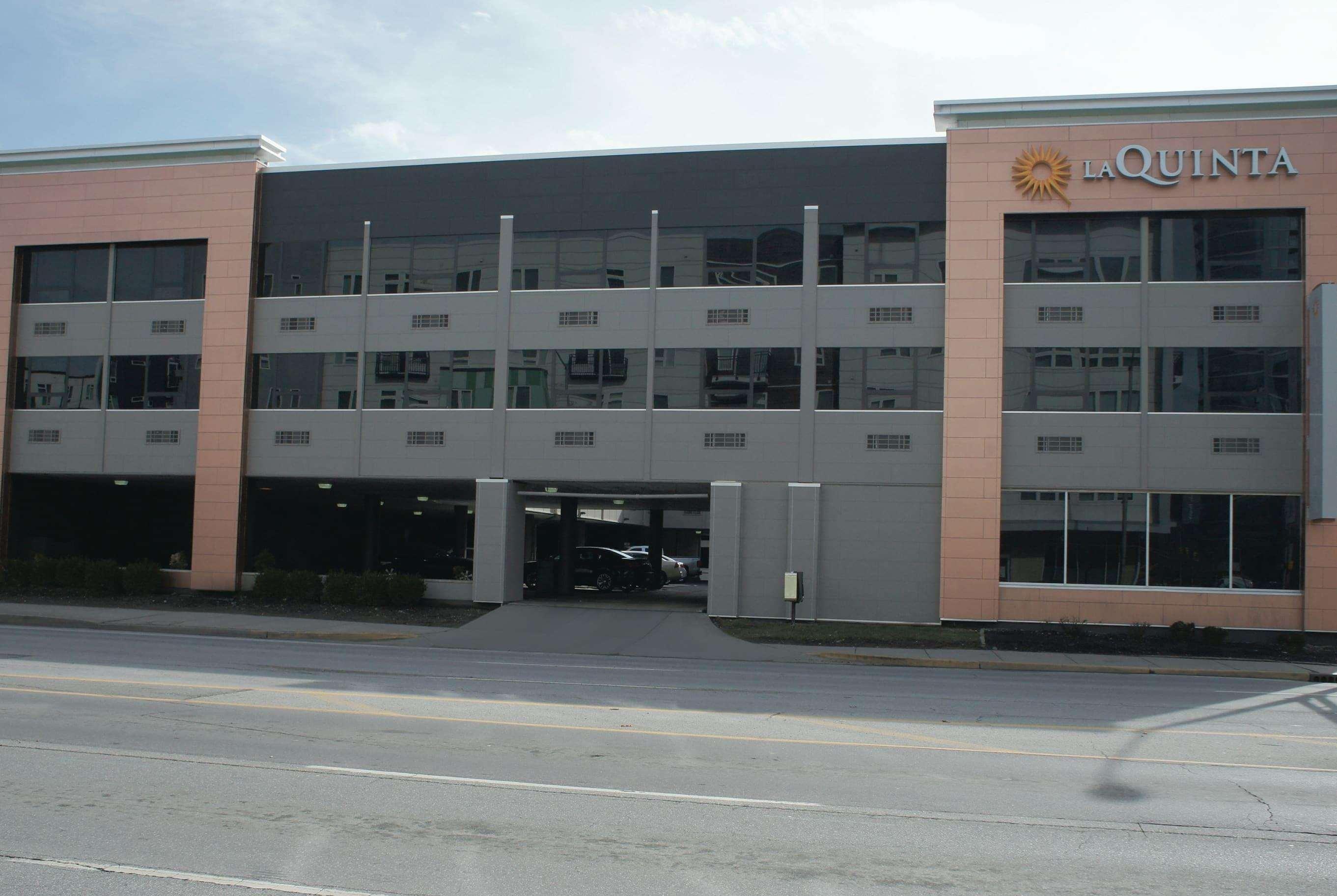 La Quinta Inn & Suites By Wyndham Indianapolis Downtown Exteriör bild