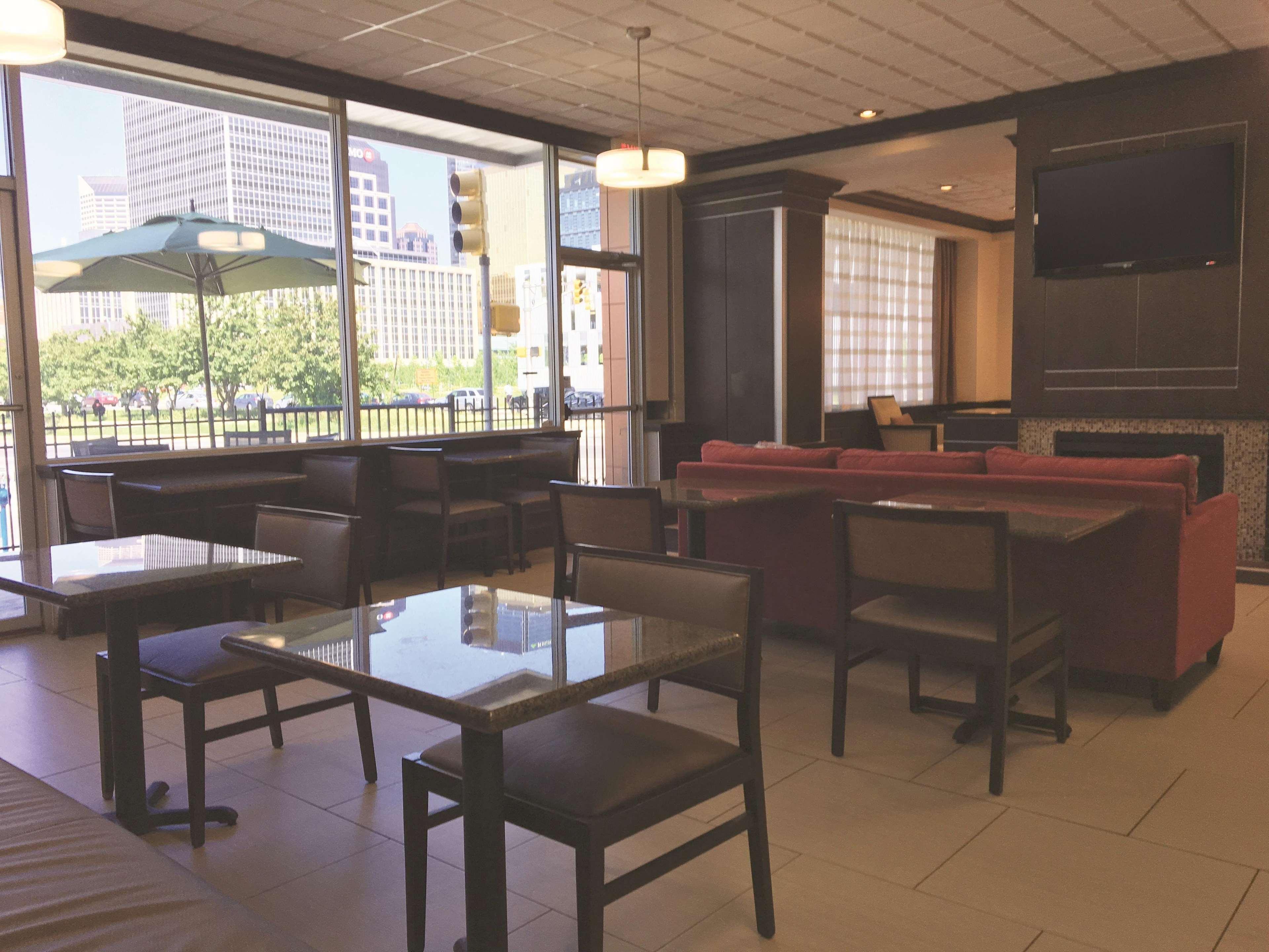 La Quinta Inn & Suites By Wyndham Indianapolis Downtown Exteriör bild