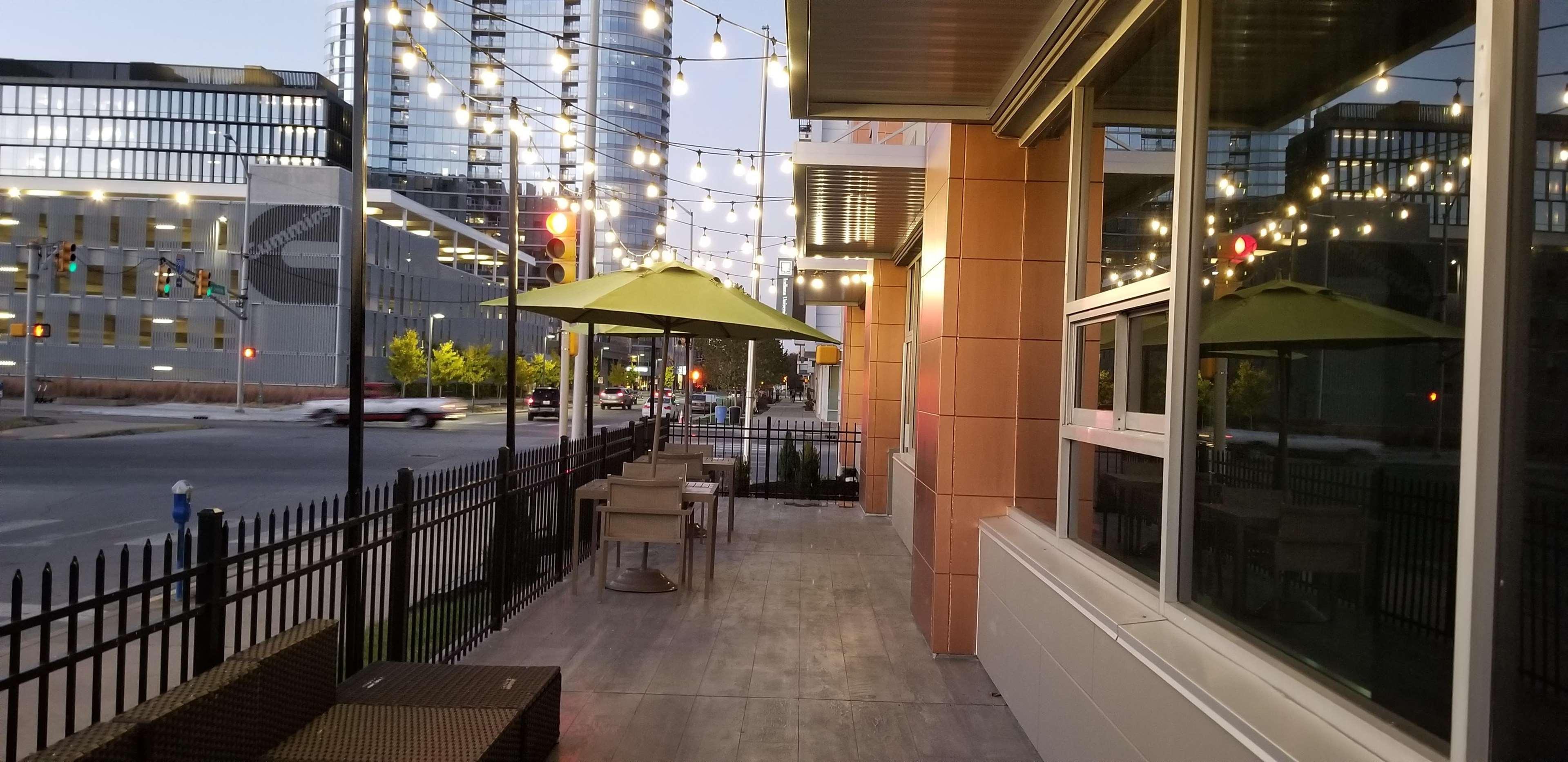 La Quinta Inn & Suites By Wyndham Indianapolis Downtown Exteriör bild
